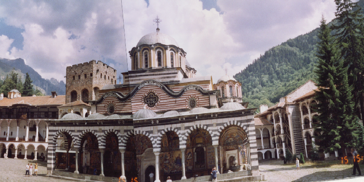 Rila-klooster-rood-wit-Bulgarije