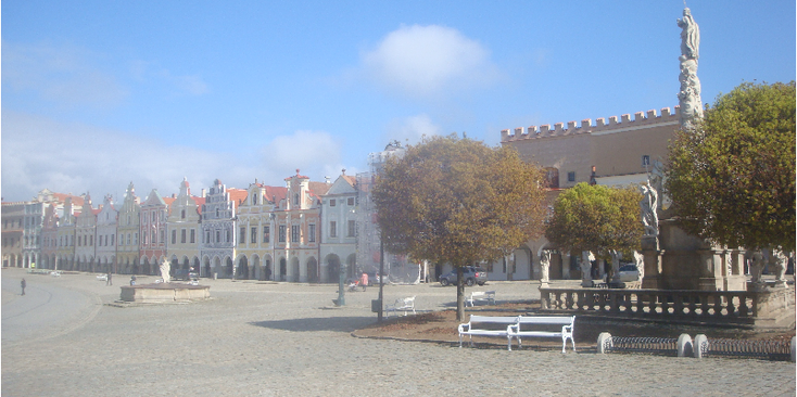 Telc-Namesti-Zachariase-Z-Hradce-driehoeks-plein-Tsjechie-gekleurde-koopmanshuizen