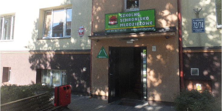 Oltszyn-PMTS-jeugdhostel-entree-deur-hostel-Polen