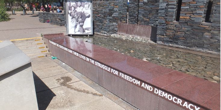 Hector-Pieterson-museum-billboard-foto-Soweto-Johannesburg-Zuid-Afrika