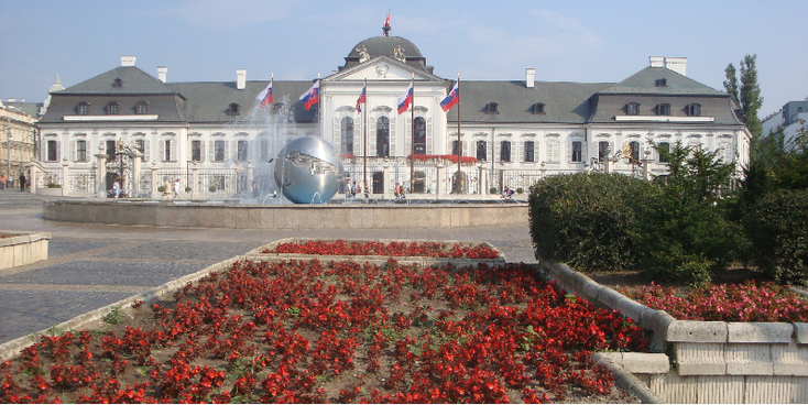 Bratislava-Parlement-gebouw-vlag-Slowakije
