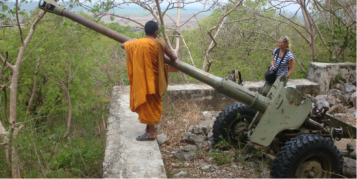 Battambang-kanon-artillerie-Rode-Khmer-Cambodja-monnik