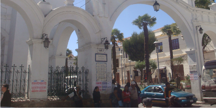 Sucre-Hoofdstad-Bolivia-Koloniaal-gebouwen-witte-stad-hoofdplein-schoonmaakster