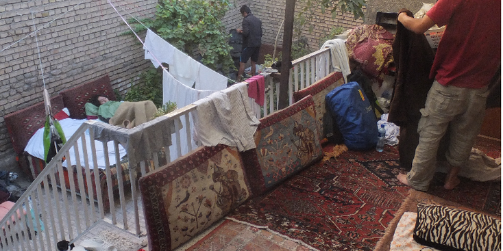 Mashad-Valli-hostel-kleden-tuin-bed-Iran