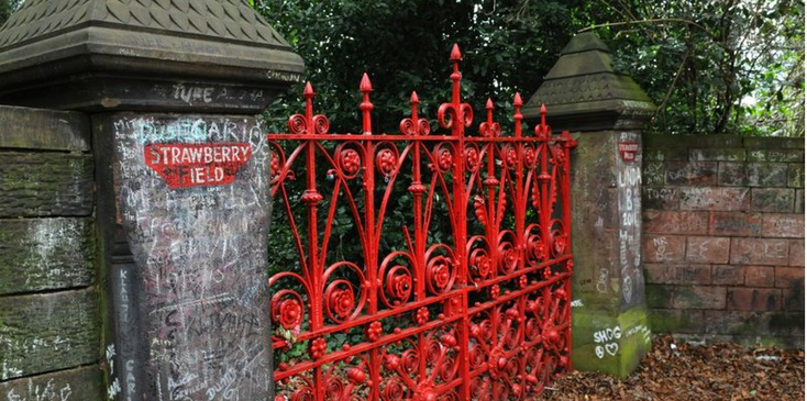 Strawberry-Field-rode-hek-fence-red-liedje-Beatles-Engeland