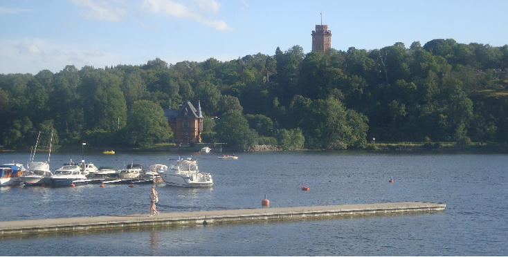 Djurgarden-stadspark-Stockholm-toren-rivier-haven-boten
