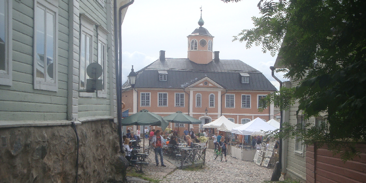 Porvoo-kerk-Helsinki-houten-huizen-marktplein-stal-keien-Finland