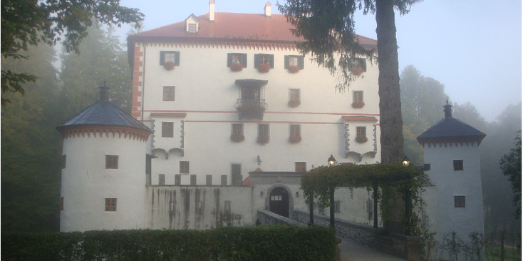 Sneznik-Grad-kasteel-huis-gracht-poort-Slovenië
