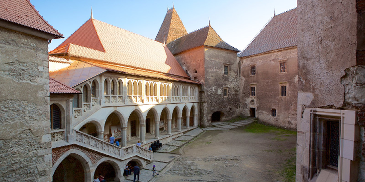 Hunedora-Dracula-kasteel-Corvin-vlaggen-vaandels-ridders-Roemenië