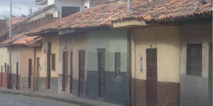 Cuenca-straatleven-huizen-Ecuador