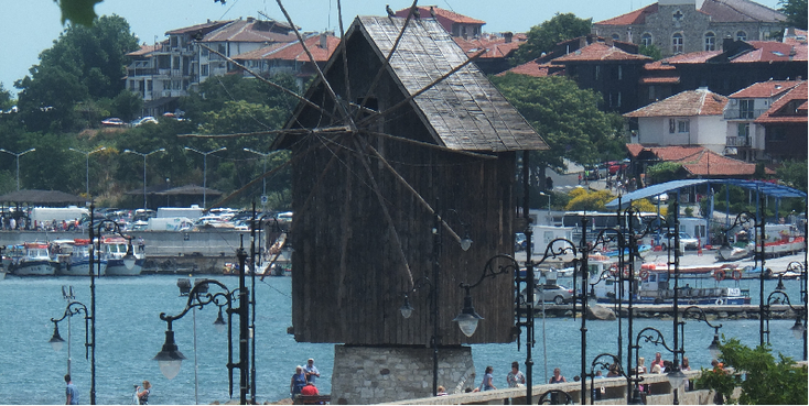 Nesebar-molen-houten-oranje-daken-beeld-schiereiland-Bulgarije