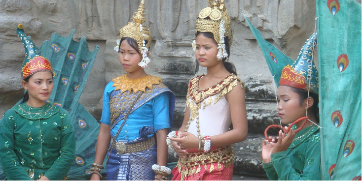 Angkor-Wat-Siem-Raep-Unesco-tempel-lokalen-traditionele-kleding-Khmer-rijk-Cambodja