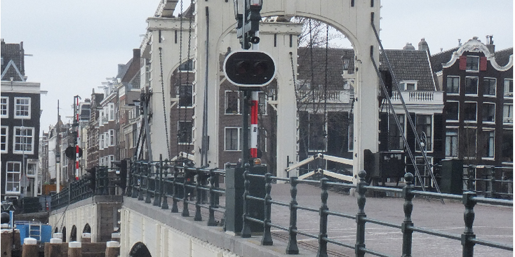 Magere-brug-Amstel-grachtenpanden-Amsterdam