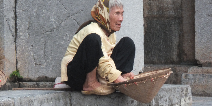Bedelaarster-kegel-kerk-Phat-Diem-Vietnam