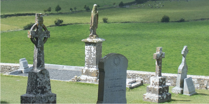 Cashel-Ierland-republiek-ruïnes-koningen-rotsen-begraafplaats-kerk-klooster-beelden