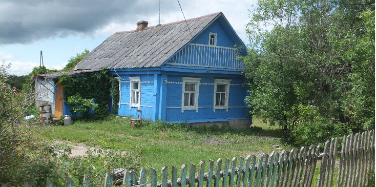 Rusland-houten-huis-blauw-platteland-boerderij-hek-Soezdal