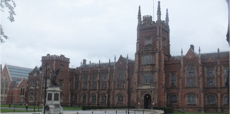 Queens-universiteit-rood-bakstenen-gebouw-Noord-Ierland-Belfast