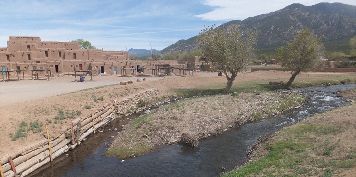 Taos-pueblo-adobe-dorp-rivier-beek-leem-Verenigde-Staten