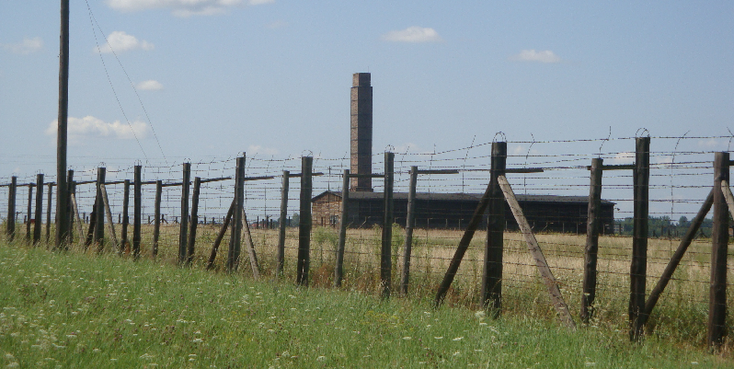 Madjanek-concentratiekamp-crematorium-pijp-prikkeldraad-hek-Lublin-Polen