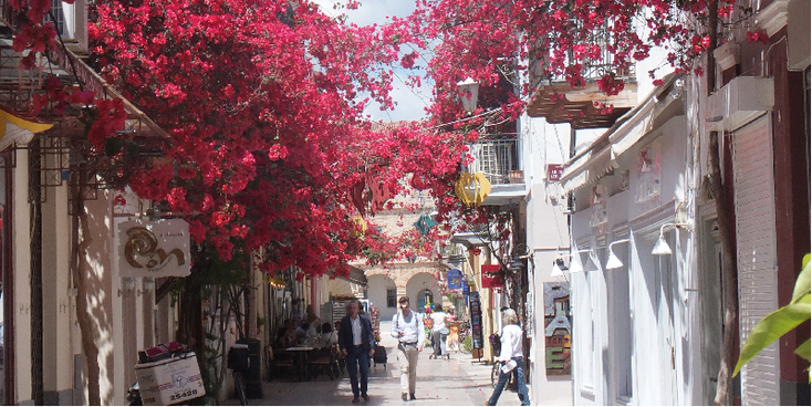 Nafplio-winkelstraat-bloemen-marmer-balkon-Griekenland