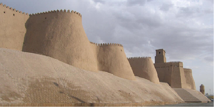 Khiva-stadsmuur-torens-Oezbekistan