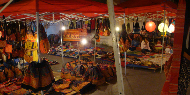 Luang-Prabang-markt-nacht-souvenirs-kleding-Laos