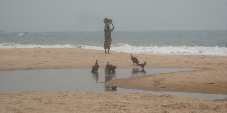 Axim-Ghana-Beach-Hotel-strand-verkoopster-gier-zee