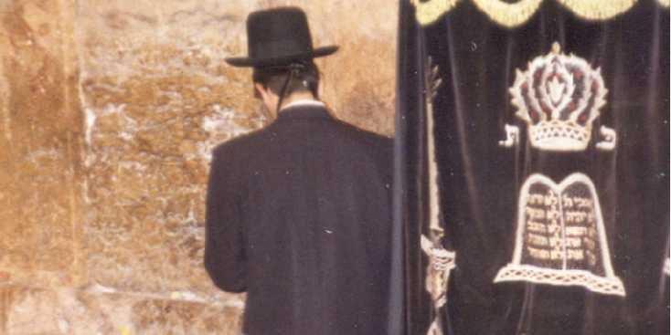 Jood-pijpenkrullen-zwarte-hoed-kleed-Jeruzalem-Israël