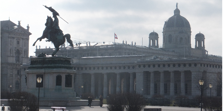 Hofburg-Wenen-beeld-paard-vlag-koepel-Oostenrijk