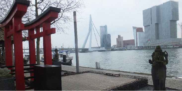 Willemskade-Erasmus-brug-Maas-skyline-Japans-monument-Rotterdam-Nederland