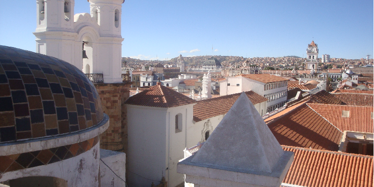 Sucre-Hoofdstad-Bolivia-Koloniaal-gebouwen-witte-stad-hoofdplein-dak