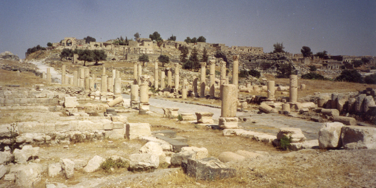 Umm-Qais-Romeinse-ruïnes-pilaren-columns-straat-Jordanië