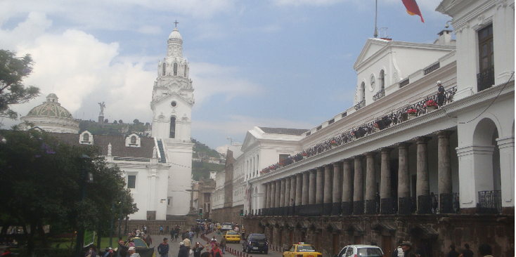 Quito-koloniale-huizen-gebouwen-vlaggen-Ecuador-straat