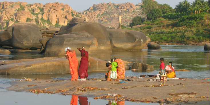 Hampi-rivier-wassen-vrouwen-rots-India