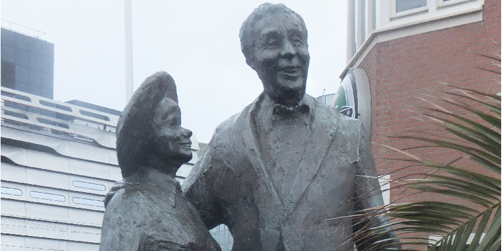 Wim-Kan-standbeeld-Kurhaus-Scheveningen-Nederland