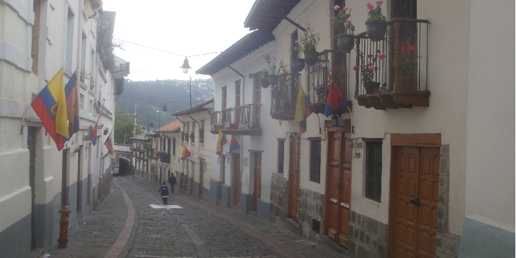 Quito-koloniale-huizen-gebouwen-vlaggen-Ecuador-straat