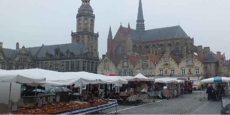 Grand-Place-grote-plein-Veurne-koopmanshuizen-kathedraal-kerk-markt-België