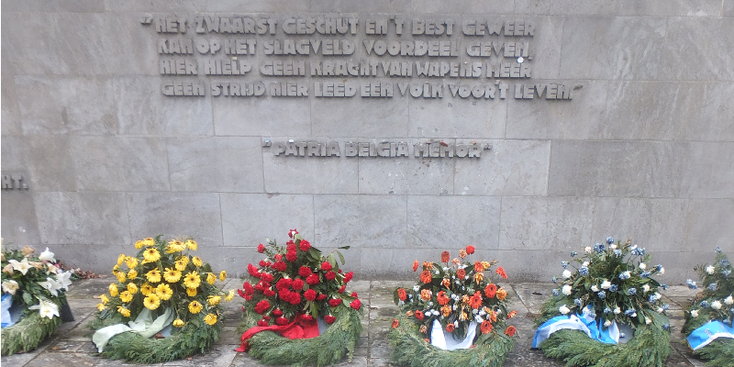 Bergen-Belsen-concentratiekamp-nazi-WW2-stenen-monument-bloemen-Duitsland