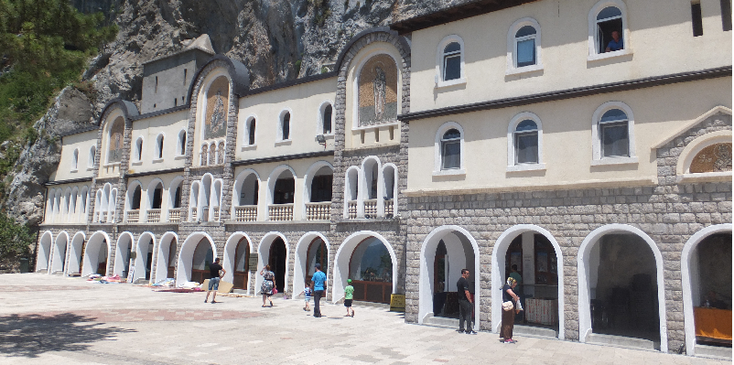 Ostrog-klooster-plein-Montenegro