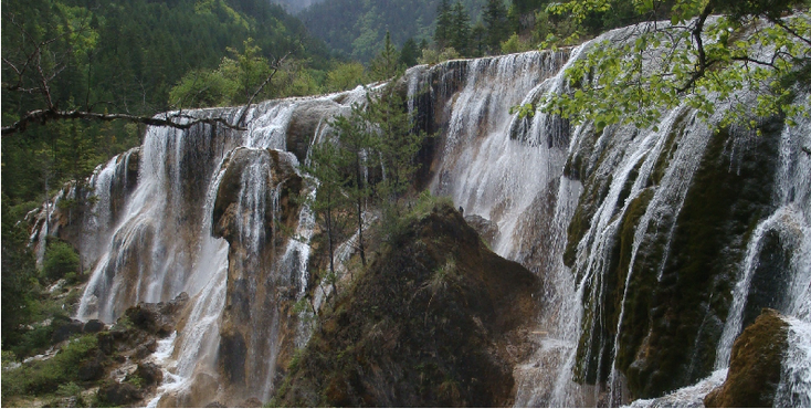 Jiuzhaigou-nationaal-park-water-bomen-mineralen-helder-groeien-waterval