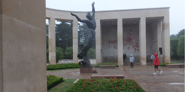 Colleville-Amerikaanse-begraafplaats-Normandië-Frankrijk-witte-kruizen-monument