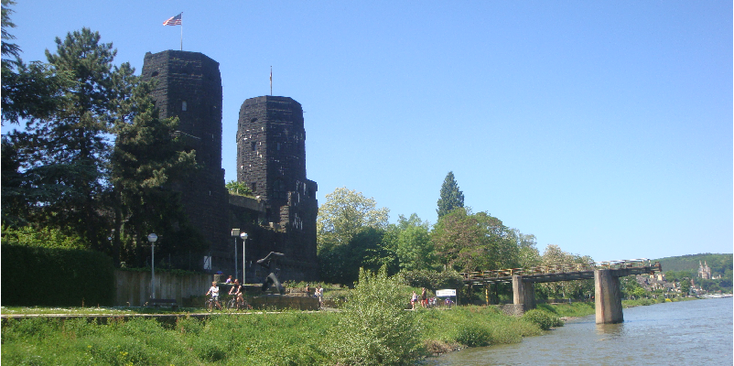 Remagen-brug-Brucke-Rijn-rivier-torens-WW2-grens-Duitsland