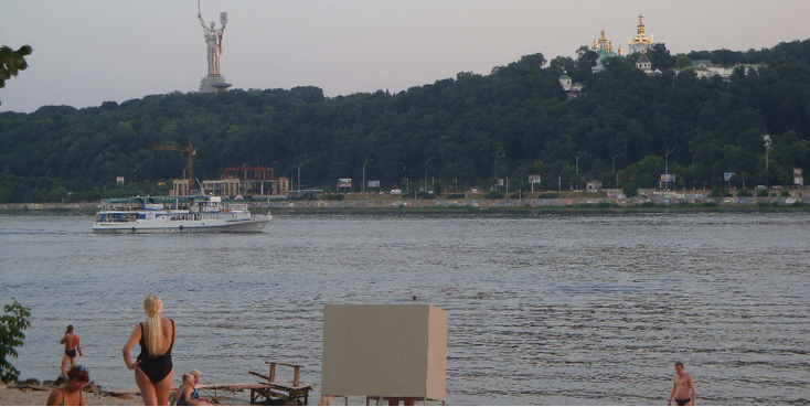 Hydropark-Kiev-Dnjepr-rivier-strand-lavra-standbeeld-moeder-Oekraïne