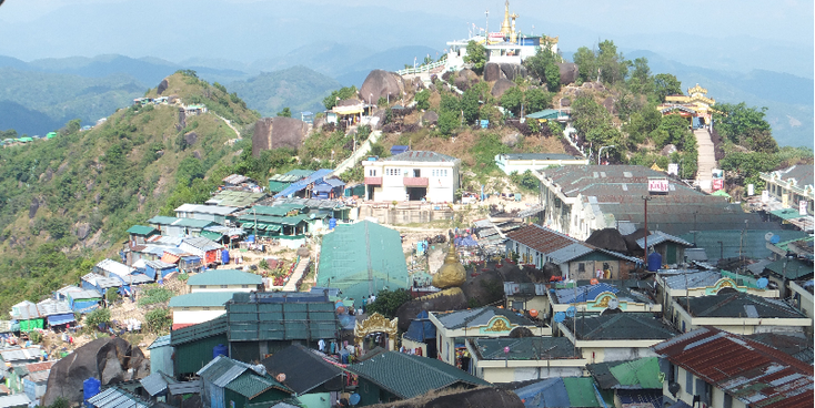 Kyaiktiyo-Kin-Pun-gouden-rots-steen-bladgoud-heilig-Myanmar-Birma