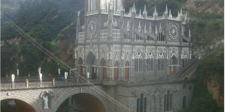 Santuario-de-La-Lajas-kathedraal-Colombia-maagd-Maria-gespiegeld-kerk