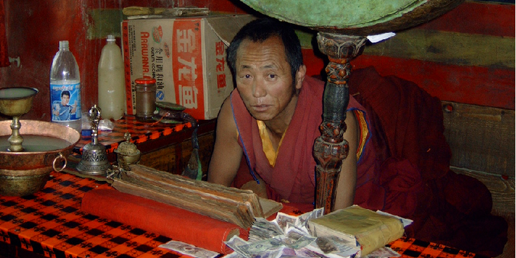 Yangpachen-Tibet-China-klooster-geld-monnik