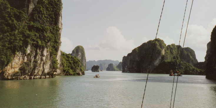 Halong-Bay-boten-karst-gebergte-eilanden-tocht-Vietnam-golf-van-Tonkin-kalkstenen-monolieten