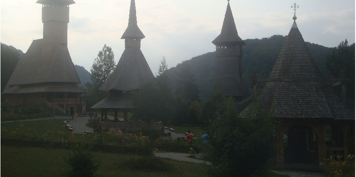 Barsana-klooster-kerk-tuin-Maramures-Roemenië