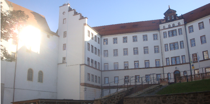 Colditz-kasteel-gevangenis-museum-binnenplaats-Geallieerden-officieren-vluchten-Duitsland