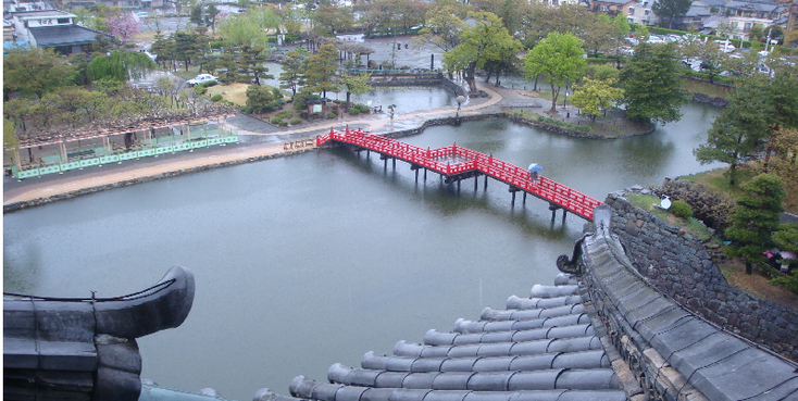 Matsumoto-kasteel-brug-rood-gracht-Japan